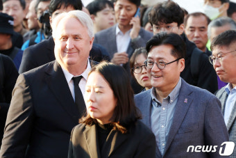 이태원 참사 1주기 시민추모대회 참석하는 인요한·홍익표