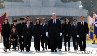 현충탑 참배 마친 국민의힘 혁신위
