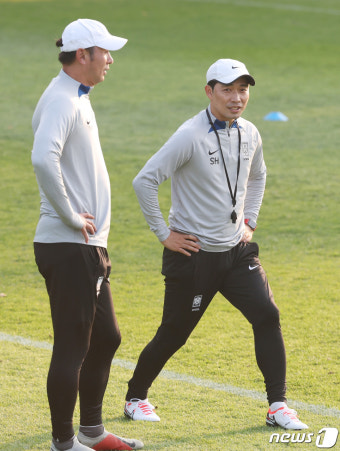 선수들 따라 스트레칭 하는 변성환 감독