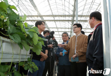 한동훈 장관, 딸기농장 찾아 계절근로자들과 대화