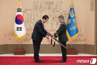 윤 대통령, 강신철 연합사 부사령관 삼정검에 수치 수여
