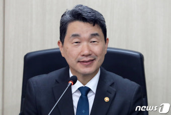 2030 자문단 교육개혁 간담회 인사말하는 이주호 부총리