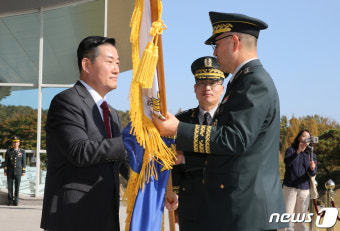 신임 육군 참모총장에게 육군기이양