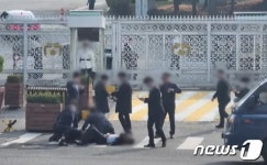 용산 대통령실 앞 흉기 난동 70대 남성 체포