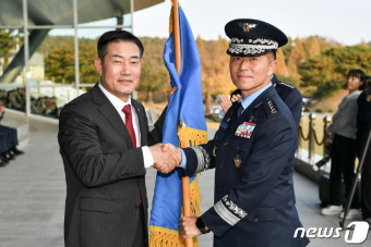 공군기 이양받는 이영수 신임 공군참모총장