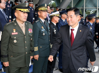 김계환 해병대 사령관 지나는 신원식 장관
