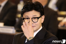 안경 고쳐쓰는 한동훈 장관