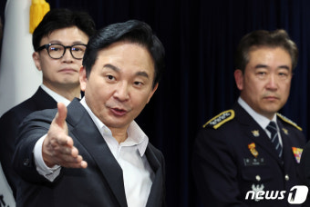 배석자와 대화하는 원희룡 장관