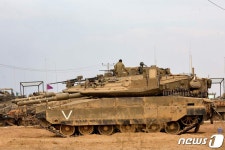 [포토] 가자-이스라엘 접경지 근처에서 포착된 이스라엘 전차