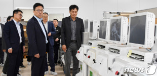 의료기기 설명듣는 김병환 차관