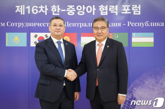 손 잡은 박진 외교 장관과 카자흐스탄 외교장관
