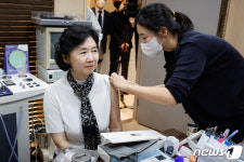 코로나·독감 백신 맞는 지영미 질병청장