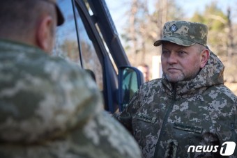 포병의 날 병사 만나는 잘루즈니 우크라 총사령관