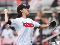 배우 정혜인 힘차게