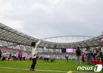 멀리 날아라…무림페이퍼 코리안 컵 종이비행기대회 개최