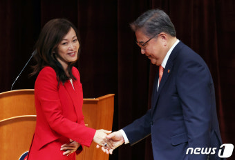 박진 장관과 악수 하는 수미 테리 박사
