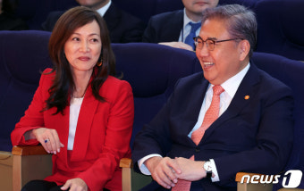 대화하는 박진 장관과 수미 테리 박사