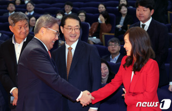 반갑게 인사하는 박진 장관과 수미 테리 박사