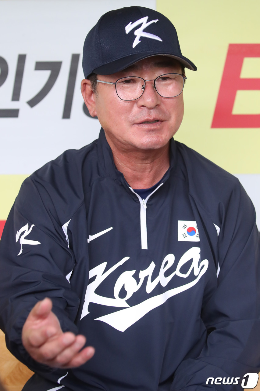 류중일 감독, WBSC 프리미어12 참가 후 귀국…팬들의 기대 속에