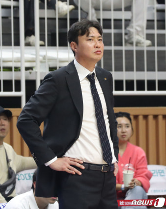 경기 지켜보는 KT 송영진 감독