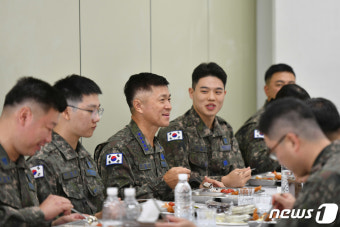장병들과 식사하는 이영수 공군참모총장