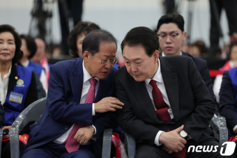 홍준표 대구시장과 대화하는 윤 대통령