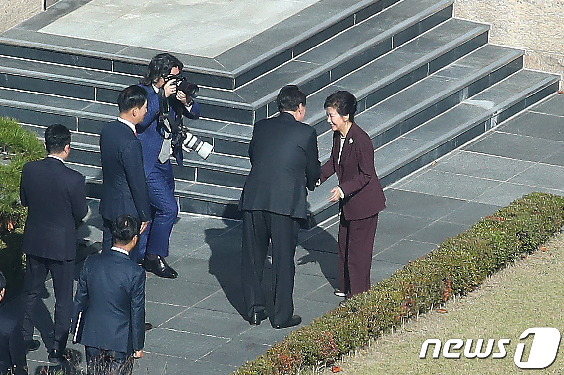윤석열 전 대통령, 한남동 관저 떠나 서초동 사저 이전 완료! 신호탄을 쏜 새로운 길 모색 가능성 드러나요
