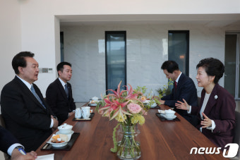 마주 앉은 윤 대통령과 박근혜 전 대통령