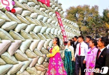 북한, 풍작 선전…산골 농장에도 알곡 증산의 기쁨