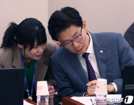 대화 나누는 조정훈 의원