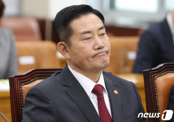주식거래 문자 관련 질의 받는 신원식 장관