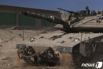 가자 지구 외곽서 진입 대기하는 이스라엘 군 탱크