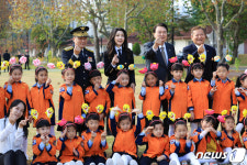예일어린이집 원아들과 기념촬영하는 윤 대통령 부부