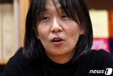 수상 소감 밝히는 작가 한강