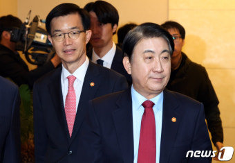 국무회의 참석하는 이동관 위원장과 방문규 장관