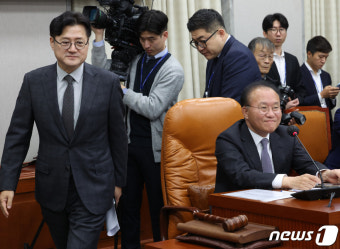 운영위서 만난 윤재옥·홍익표 원내대표