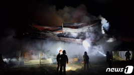 곡성 돼지농장 화재 불 끄는 소방대원들