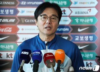 이제는 파리올림픽…목발 짚은 황선홍 감독, 선수단과 프랑스로 출국(종합)