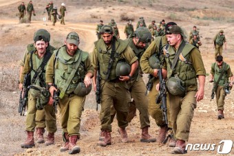 가자 지구 국경서 사망자 잔해 수색하는 이스라엘 군