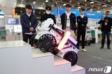 대구국제로봇산업전에서 선보이는 신호수 로봇