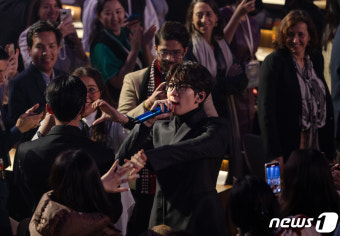 유네스코 무대오른 세븐틴... 팬들에게 다가가는 원우