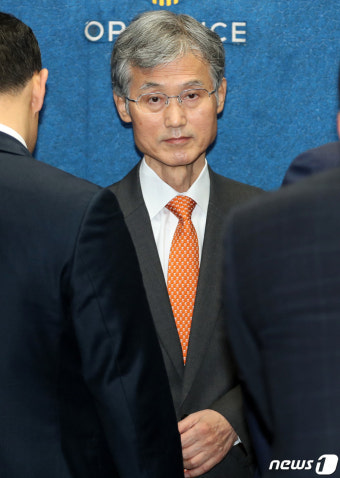 승강기 오른 조희대 대법원장 후보자