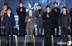 노량, 무대를 꽉 채우는 배우들의 아우라