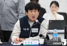 발언하는 강천윤 전국과학기술노동조합 위원장