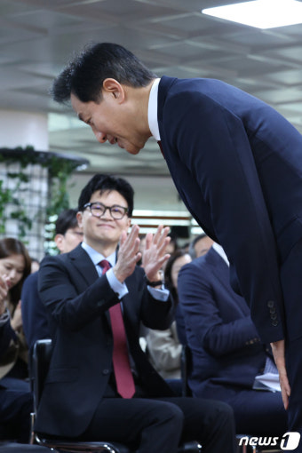 인사하는 오세훈 시장, 손뼉치는 한동훈 장관