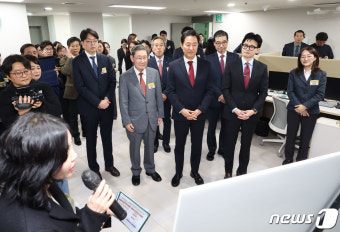 범죄피해자 솔루션센터 설명듣는 한동훈·오세훈