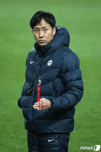 훈련 준비하는 니시가야 다카유키 싱가포르 축구대표팀 감독