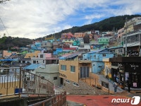 과잉관광 몸살 부산 감천문화마을…주민 수는 반토막[지방소멸은없다]