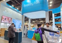 강아지랑 메가주 왔어요…곳곳 크리스마스 분위기 물씬