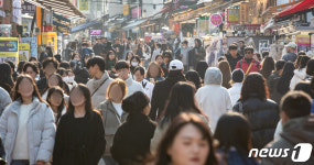 주말 나들이객 붐비는 홍대 앞 수험생도 자유